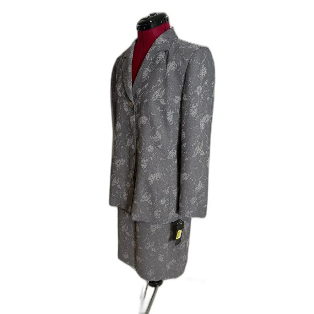 NWT Le Suit Skirt Suit Woman's Size 14P Grey Floral 2-Piece Set Blazer & Skirt